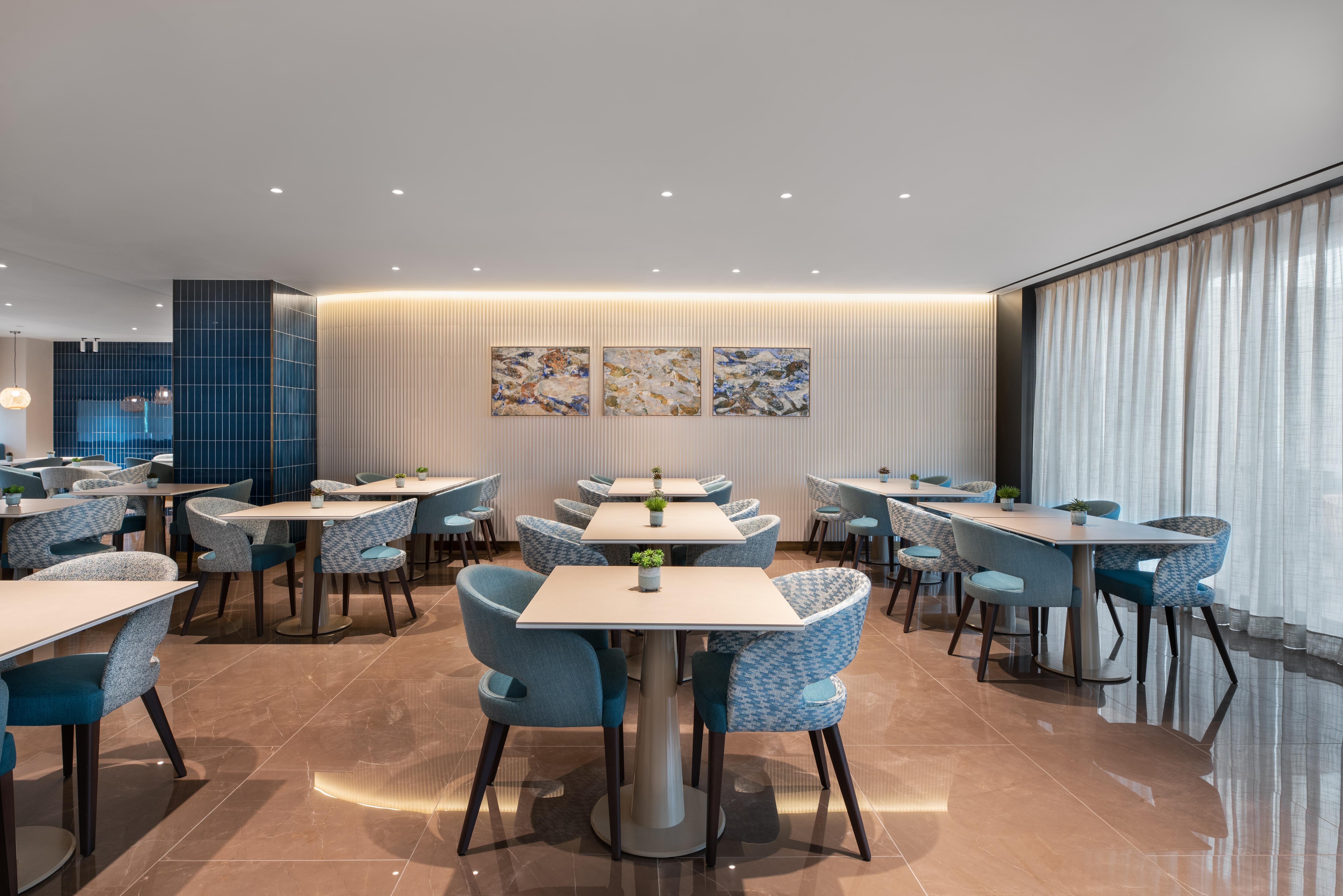 Eurostars Aliados Hotell Porto Eksteriør bilde The lounge at the airport